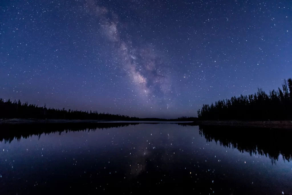 night-photography-night-sky-over-lake
